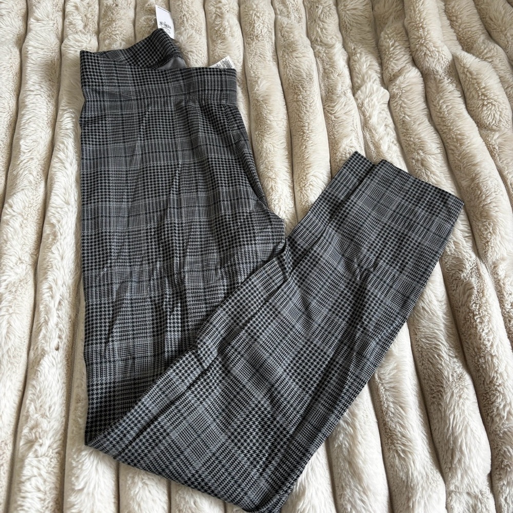 Old Navy Black and White plaid leggings size small NWT
